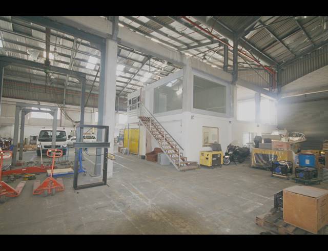 1,090M² FACTORY RENTED IN PAARDEN EILAND